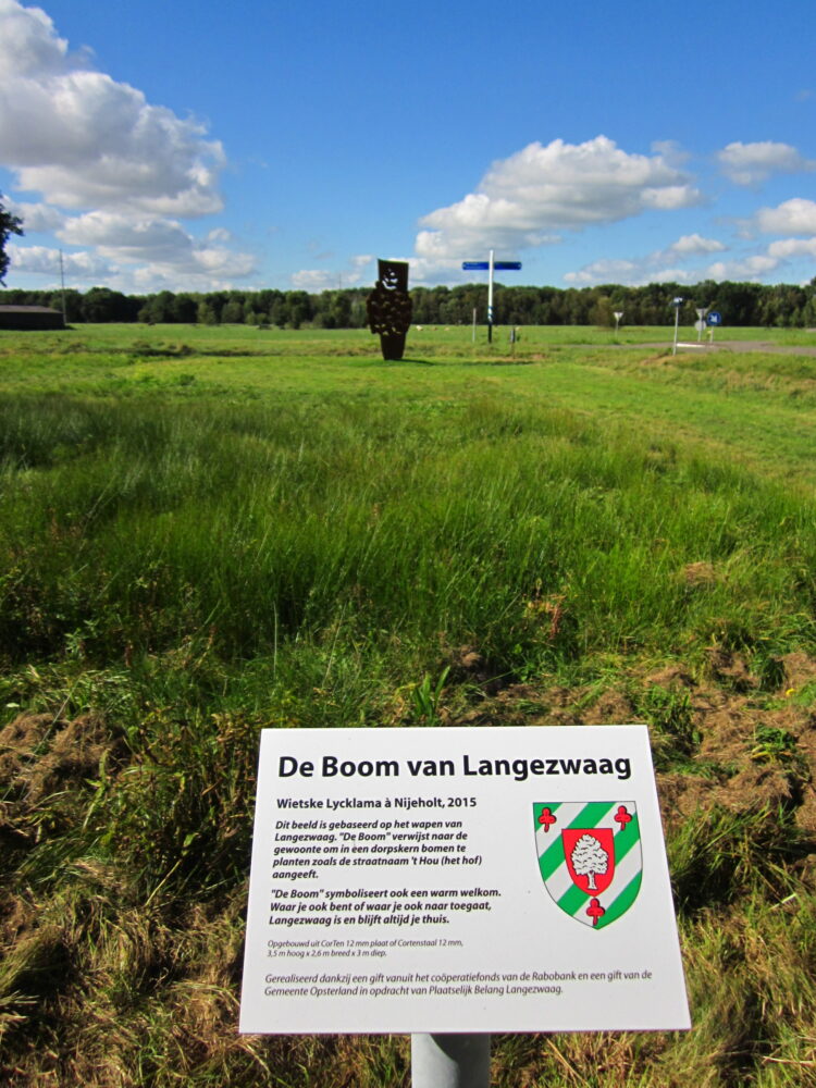 Cortenstaal beeld De Boom van Langezwaag in de openbare ruimte, hedendaagse kunst openbare ruimte, kunstenaar Wietske Lycklama à Nijeholt
