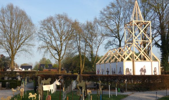Educatieproject-gouden-paardjes-Haren-in-de-Wind-ingang-Haren-in-de-Wind-Haren-in-de-Wind-kerk, kunstinstallatie-begraafplaats-Langezwaag, Under-de-Toer -LF2018, beeldende-kunst-lf2018, kunstenaar-Wietske-Lycklama-à-Nijeholt