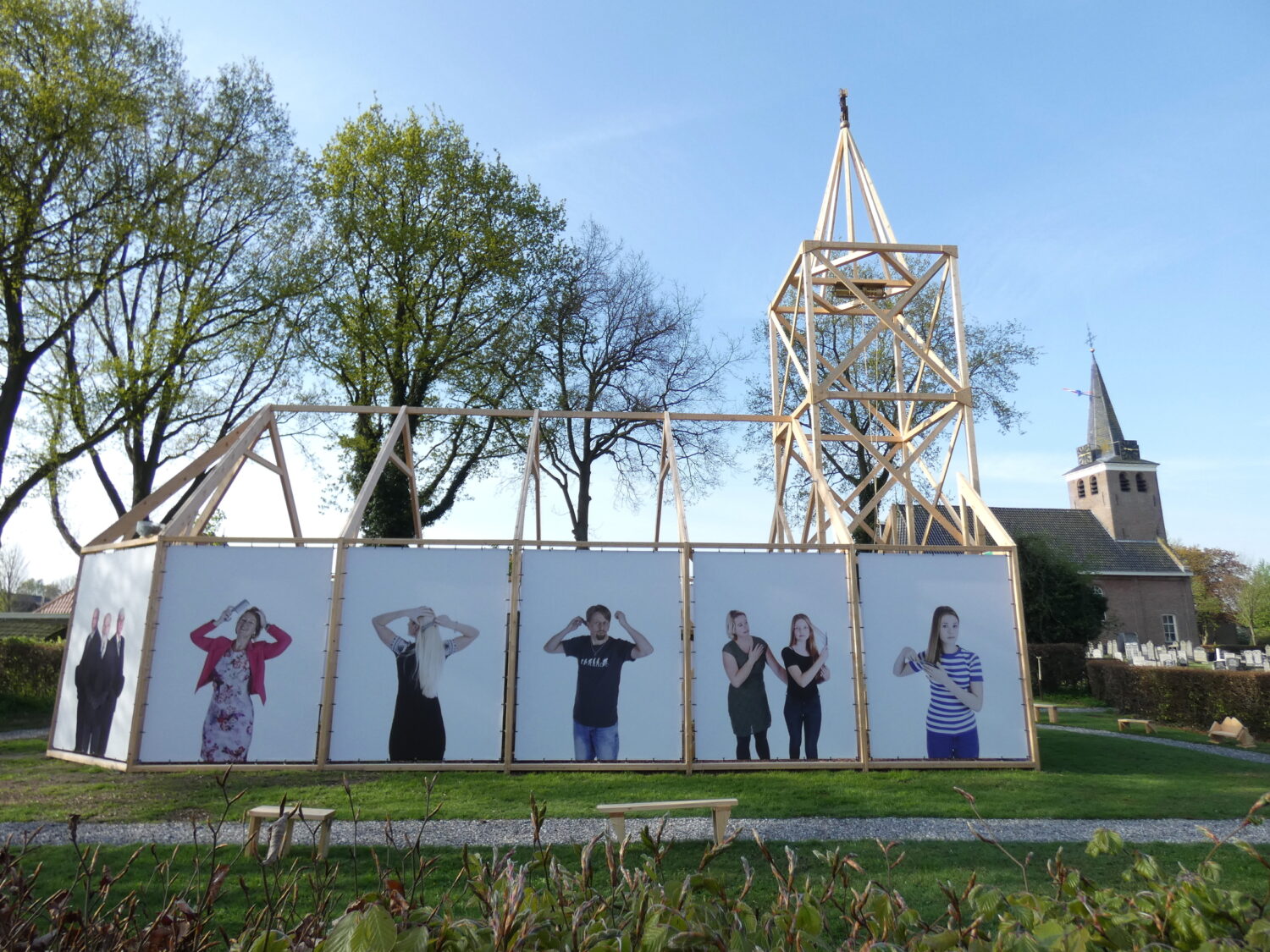 Haren in de Wind replicakerk, buitenmuur fotoportretten Haren-in-de-Wind-kunstproject, beeldende-kunst-lf2018, kunstenaar-Wietske-Lycklama-à-Nijeholt, kunstinstallatie openbare ruimte 