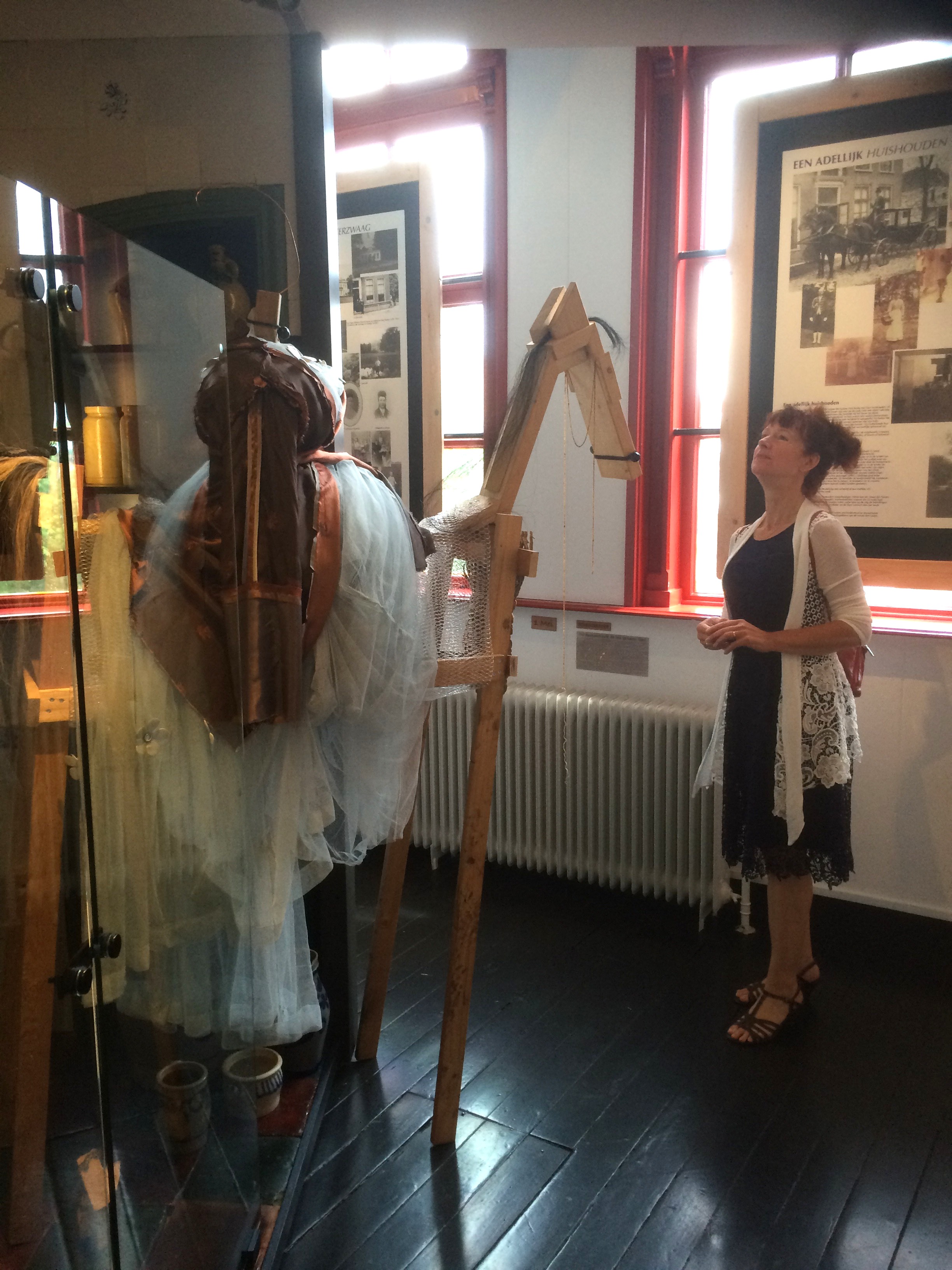 Amazone paard, kunstbeeld Amazone te paard van hout, paardenhaar en textiel, kunstenaar Wietske Lycklama à Nijeholt
