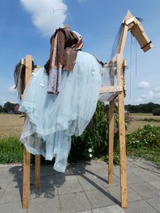 Amazone paard, Kunstbeeld Amazone te paard van hout, paardenhaar en textiel, kunstenaar Wietske Lycklama à Nijeholt