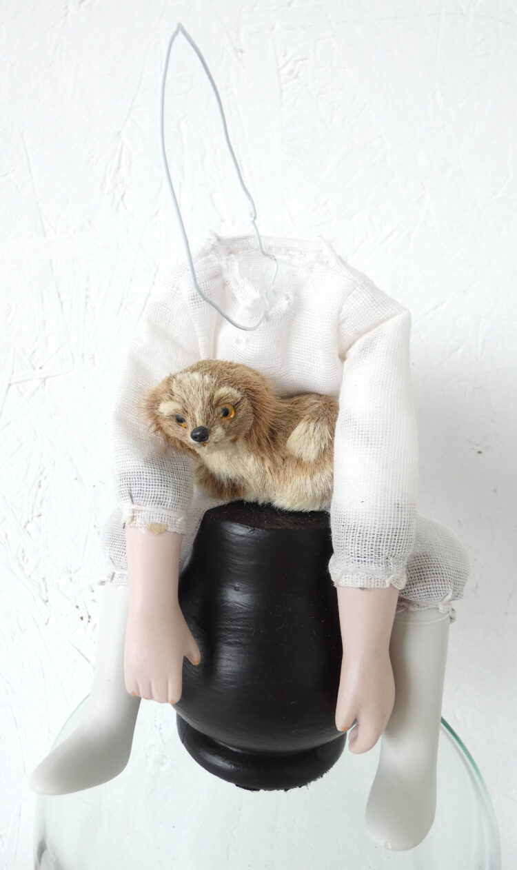Hondsmoe kunstbeeld, sculptuur, textielkunst, kunst voor in huis, kunstwerken online kopen, kunstenaar Wietske Lycklama à Nijeholt