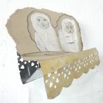 Twee uiltjes mixed media, two owls, figuratief, dieren kunst, sculptuur, tekening op karton, hedendaagse kunst, kunstenaar Wietske Lycklama à Nijeholt