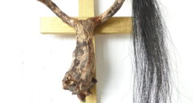 E.M. Madonna, kunstobject voor aan de muur, mixed media, paardenhaar kunstobject, hedendaagse kunst, Wietske Lycklama à Nijeholt