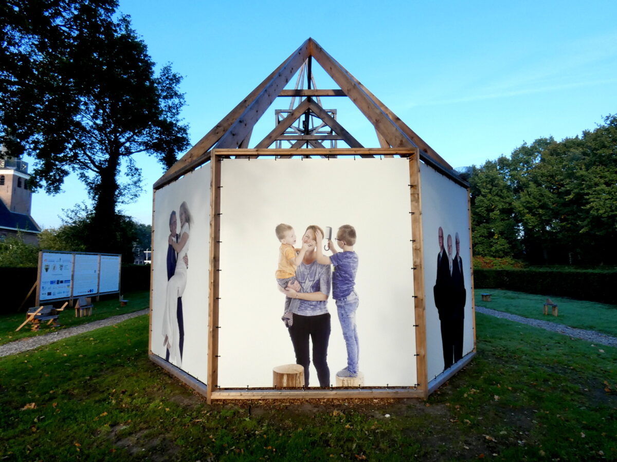 Fotoportretten dorpsinwoners haar kammen, Haren in de Wind replicakerk, Haren-in-de-Wind-kunstproject, beeldende-kunst-LF2018, kunstenaar-Wietske-Lycklama-à-Nijeholt, kunstinstallatie openbare ruimte 