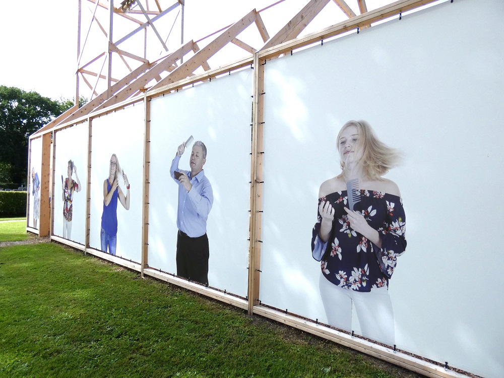 Fotoportretten van dorpsinwoners als buitenmuur, Haren in de Wind replicakerk, Haren-in-de-Wind-kunstproject, beeldende-kunst-LF2018, kunstenaar-Wietske-Lycklama-à-Nijeholt, kunstinstallatie openbare ruimte 