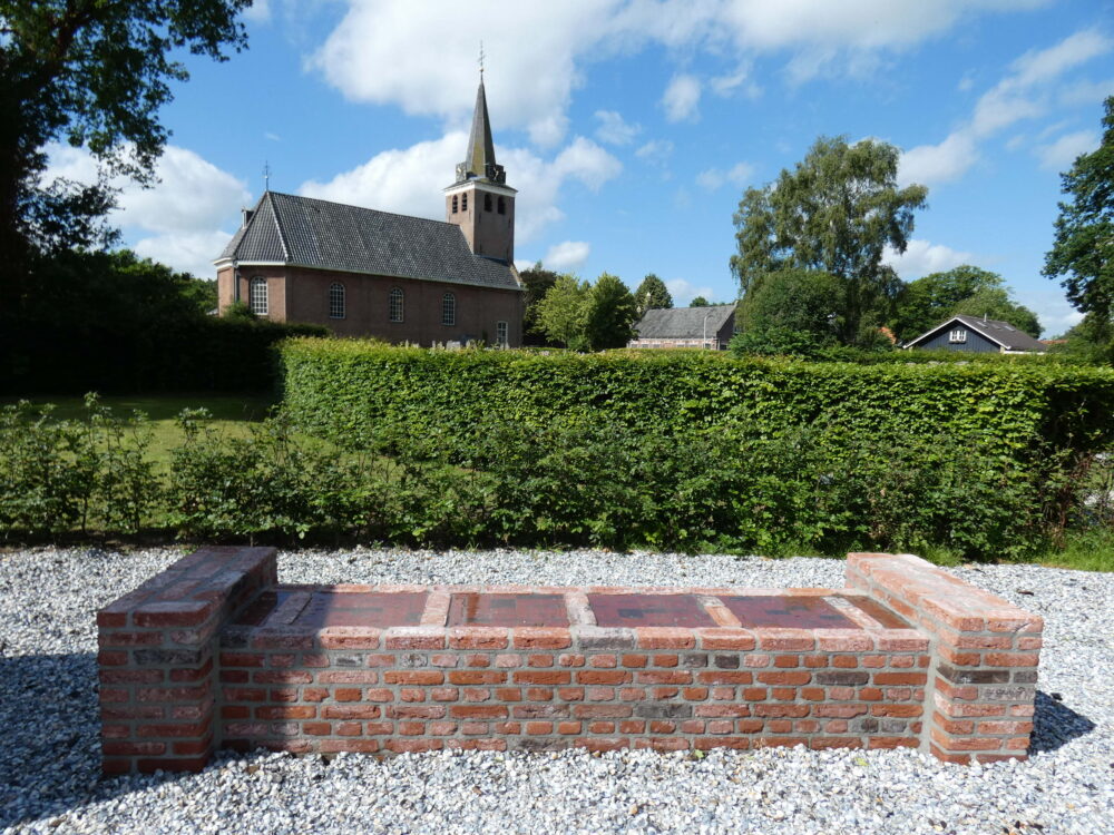 Begraafplaats met urnenmuren en bankje, ontwerp en realisatie urnenmuur begraafplaatsen Wietske Lycklama à Nijeholt