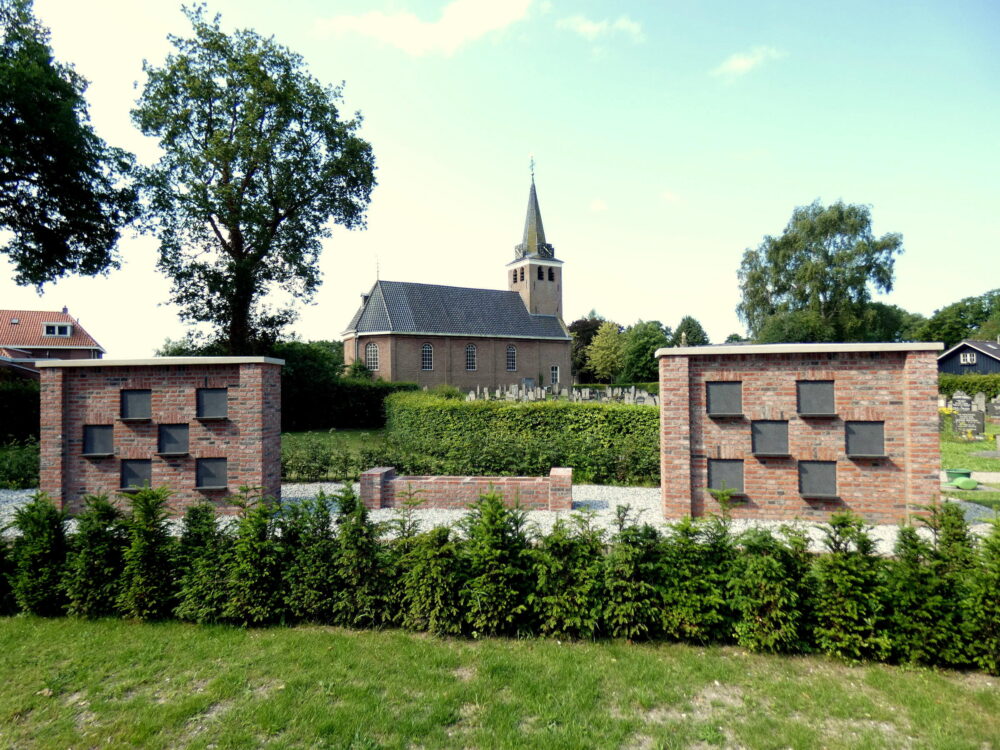 Urnenmuur begraafplaats, ontwerp en realisatie urnenmuur begraafplaatsen Wietske Lycklama à Nijeholt