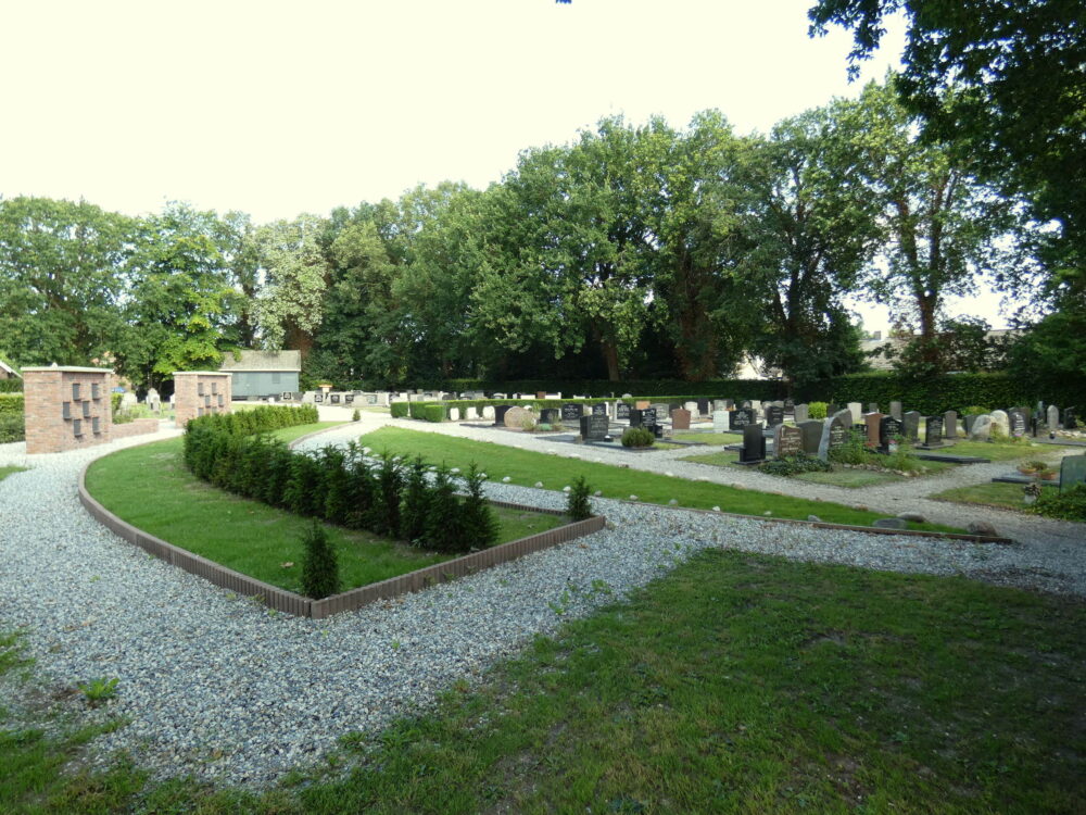 Begraafplaats Langezwaag urnengraven met urnenmuren, ontwerp en realisatie urnenmuur begraafplaatsen Wietske Lycklama à Nijeholt
