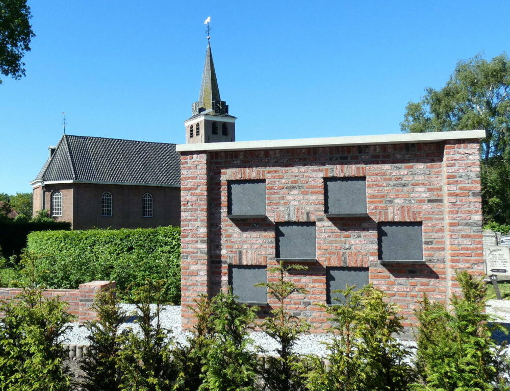 Urnenmuur begraafplaats, urnengraven, urnen nis, strooiveld, Kunst in opdracht ontwerp urnenmuur begraafplaats, Wietske Lycklama à Nijeholt