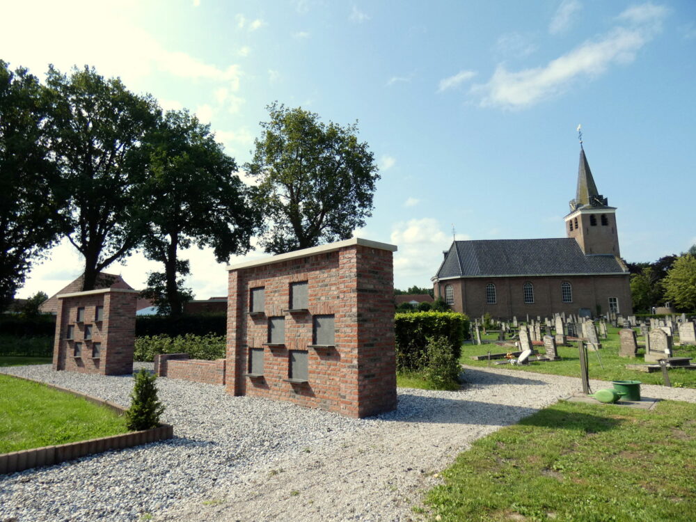 Urnenmuur, urnengraven en strooiveld op de begraafplaats in Langezwaag naast de Mattheuskerk in Zuidoost Friesland