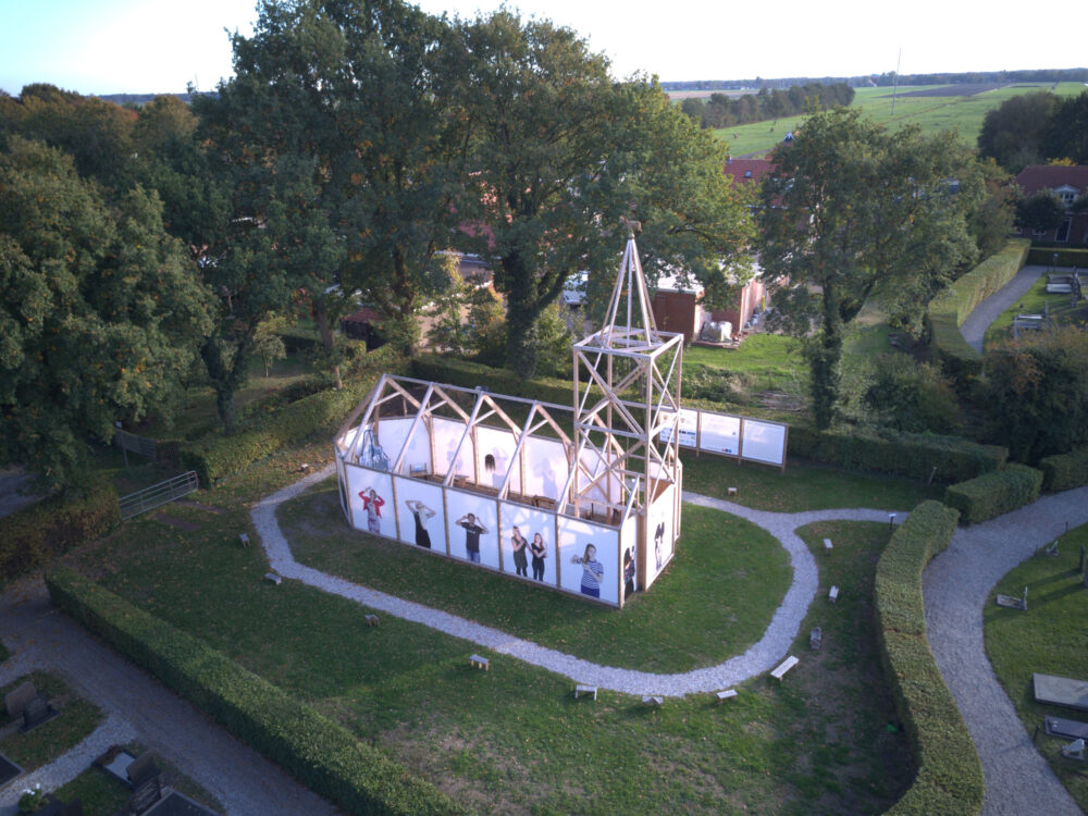 Kunstinstallatie replicakerk Haren in de Wind, een interactieve buitententoonstelling in de openbare ruimte
